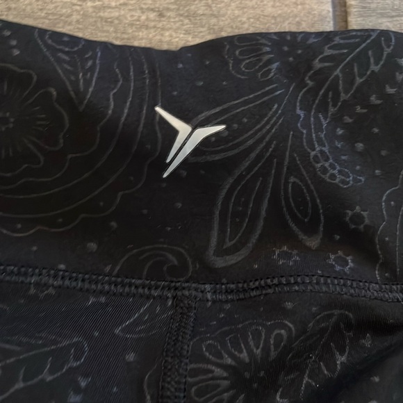 Old Navy women’s Active Black Floral capri Leggings XL TALL - Picture 5 of 6